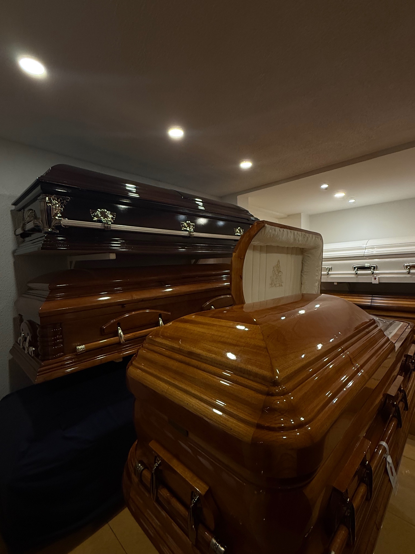 Interiores capitonados de ataúdes de madera