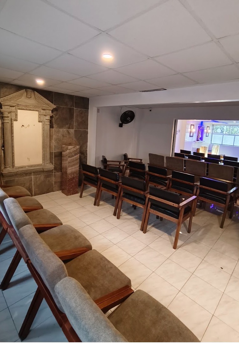 Sala con butacas frente a la capilla