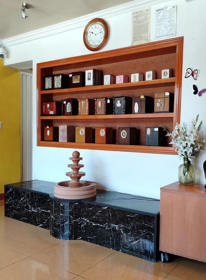 Exhibición de urnas en las instalaciones de la funeraria