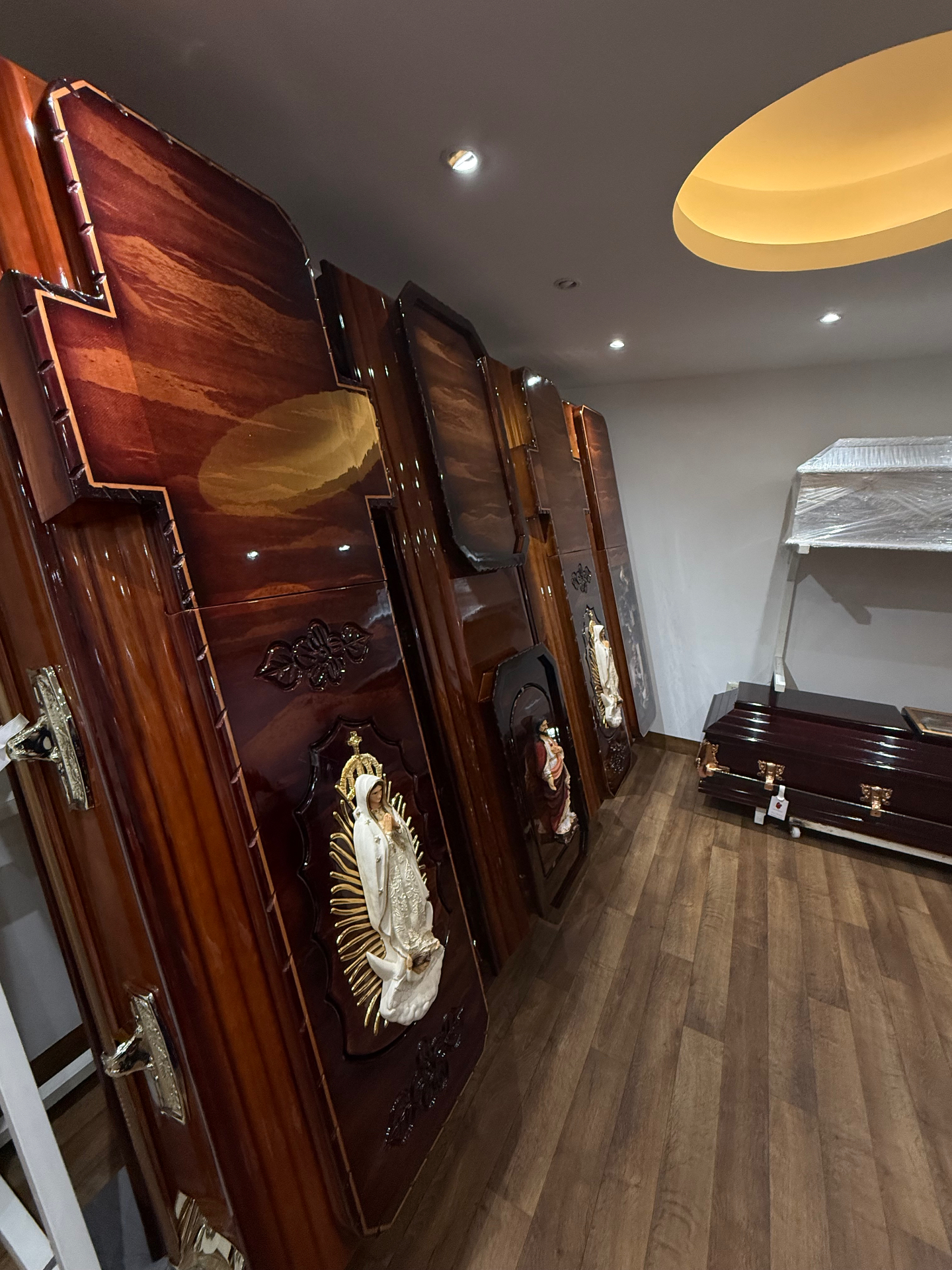 Ataúdes de madera con detalles religiosos tallados