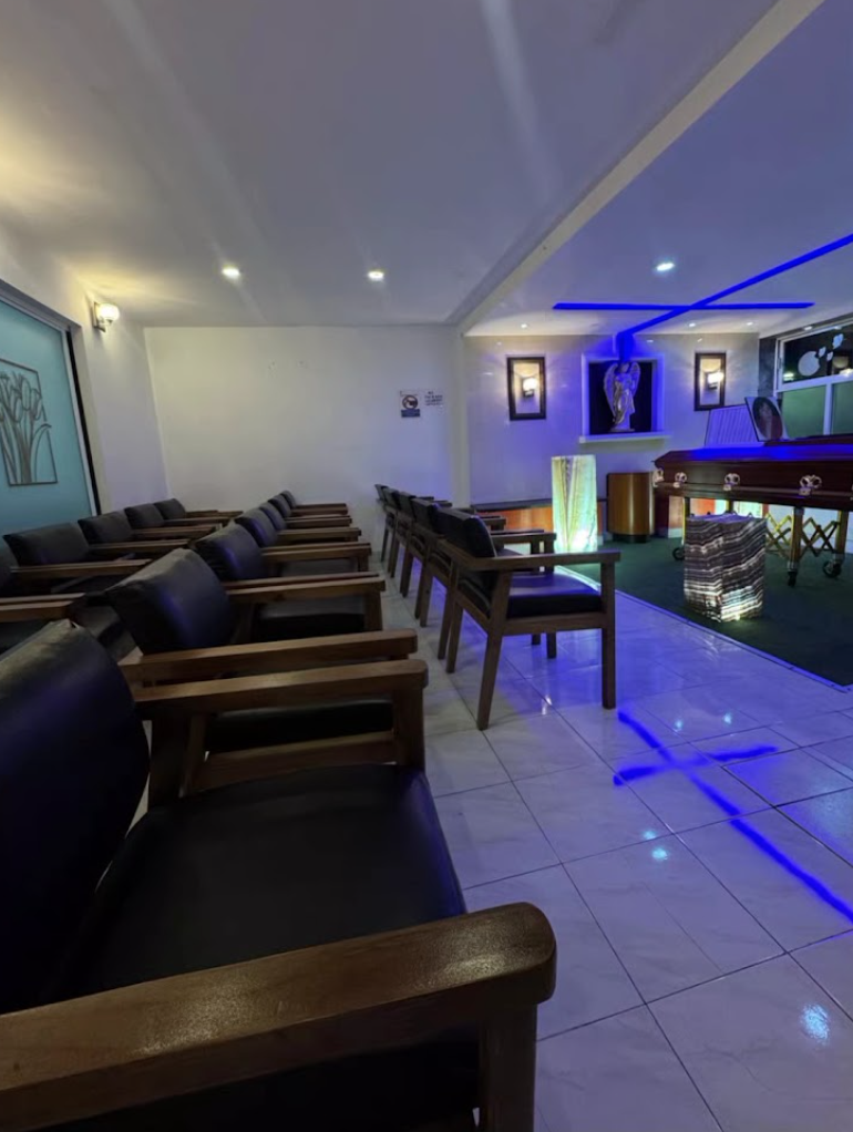 Sala amplia de velación con múltiples asientos