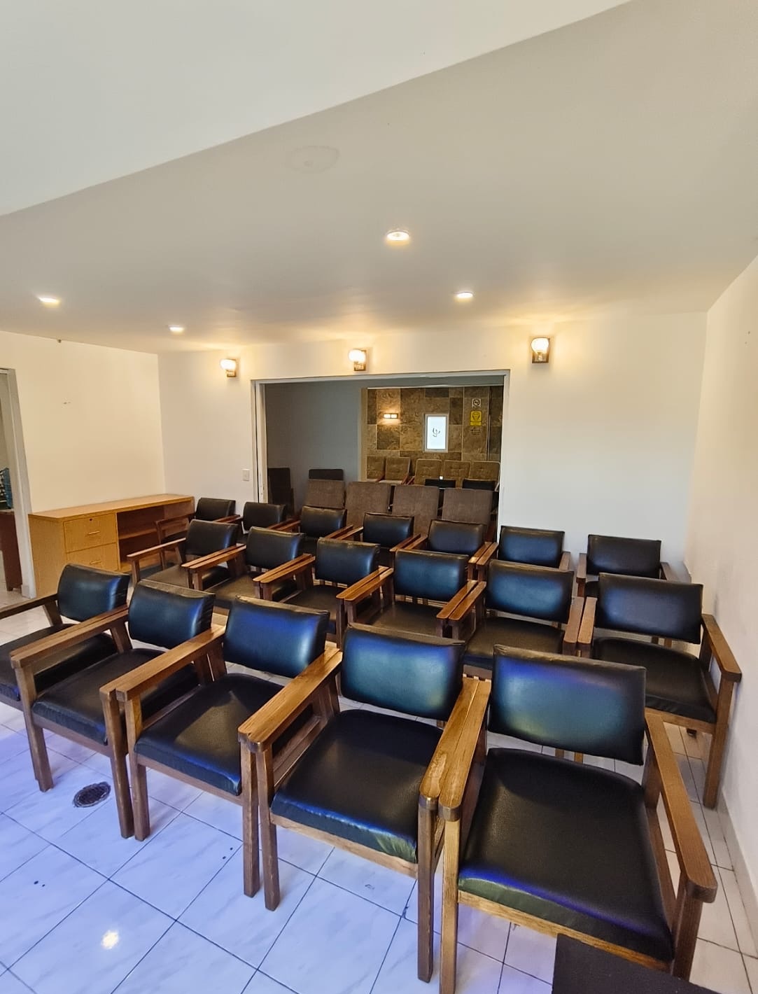 Capilla unida en un solo recinto amplio con la separación retirada