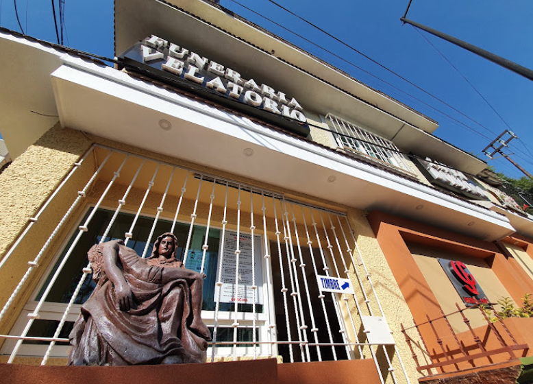 Fachada de la funeraria con velatorio en Coyoacán